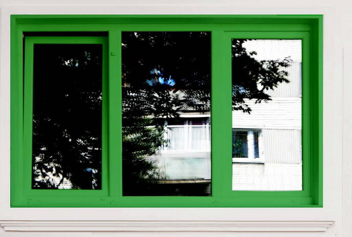 Окна зеленого цвета сделают экстерьер дома ярче