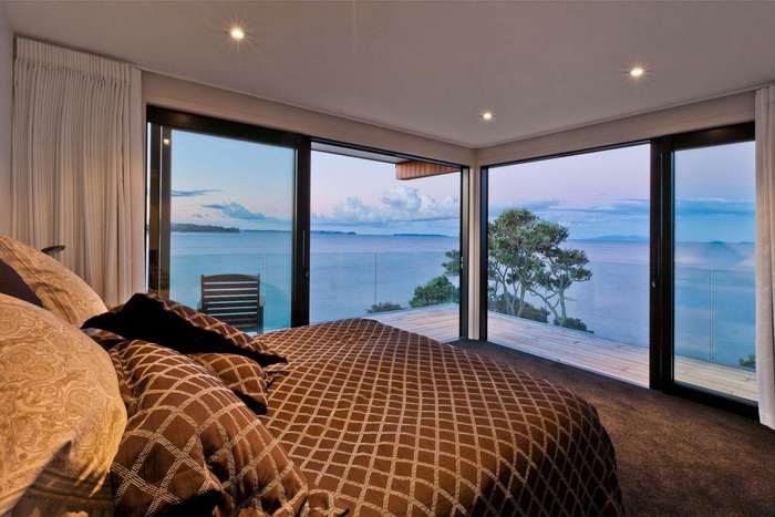 панорамное угловое окно в интерьере спальни