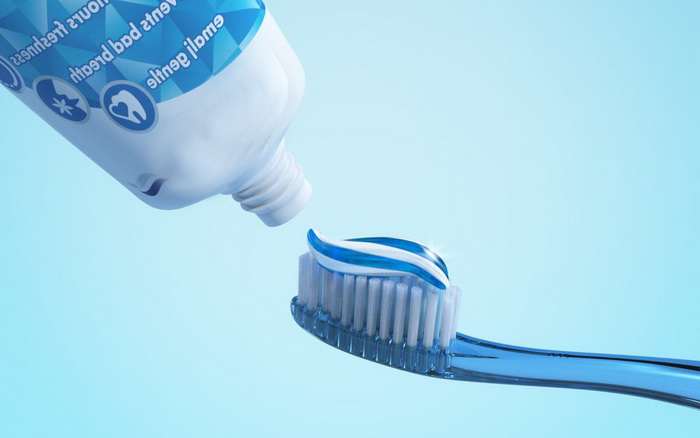 Зубная паста для очистки пластика от скотча